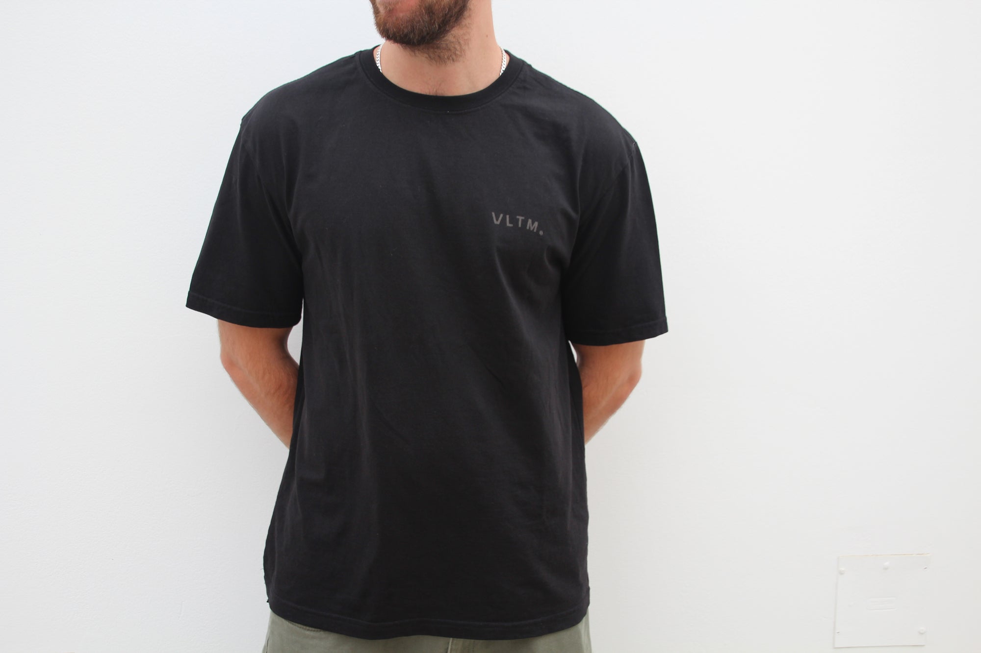 Black Essential V T-shirt