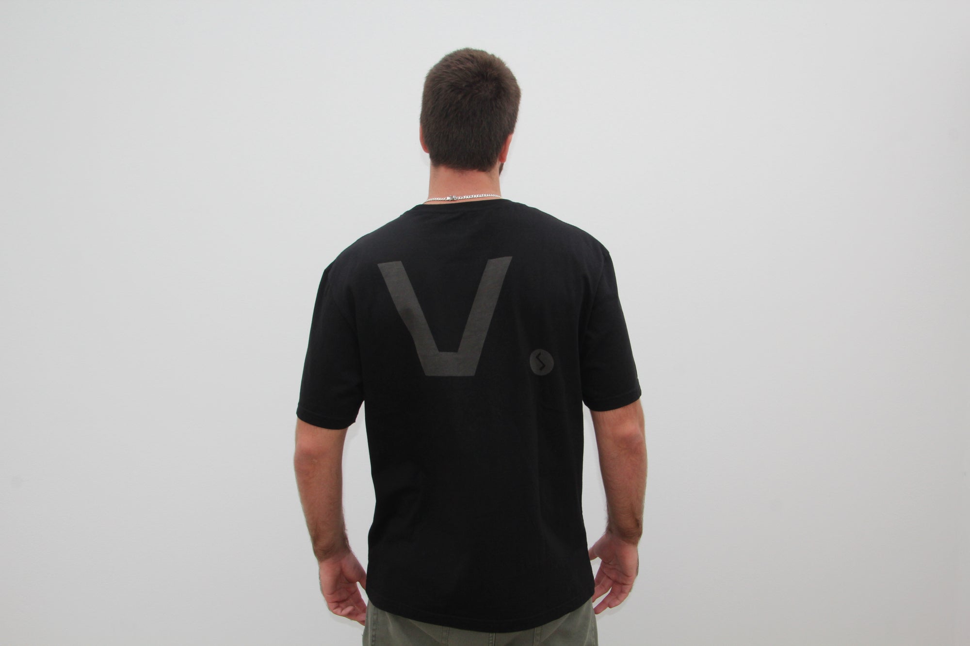 Black Essential V T-shirt