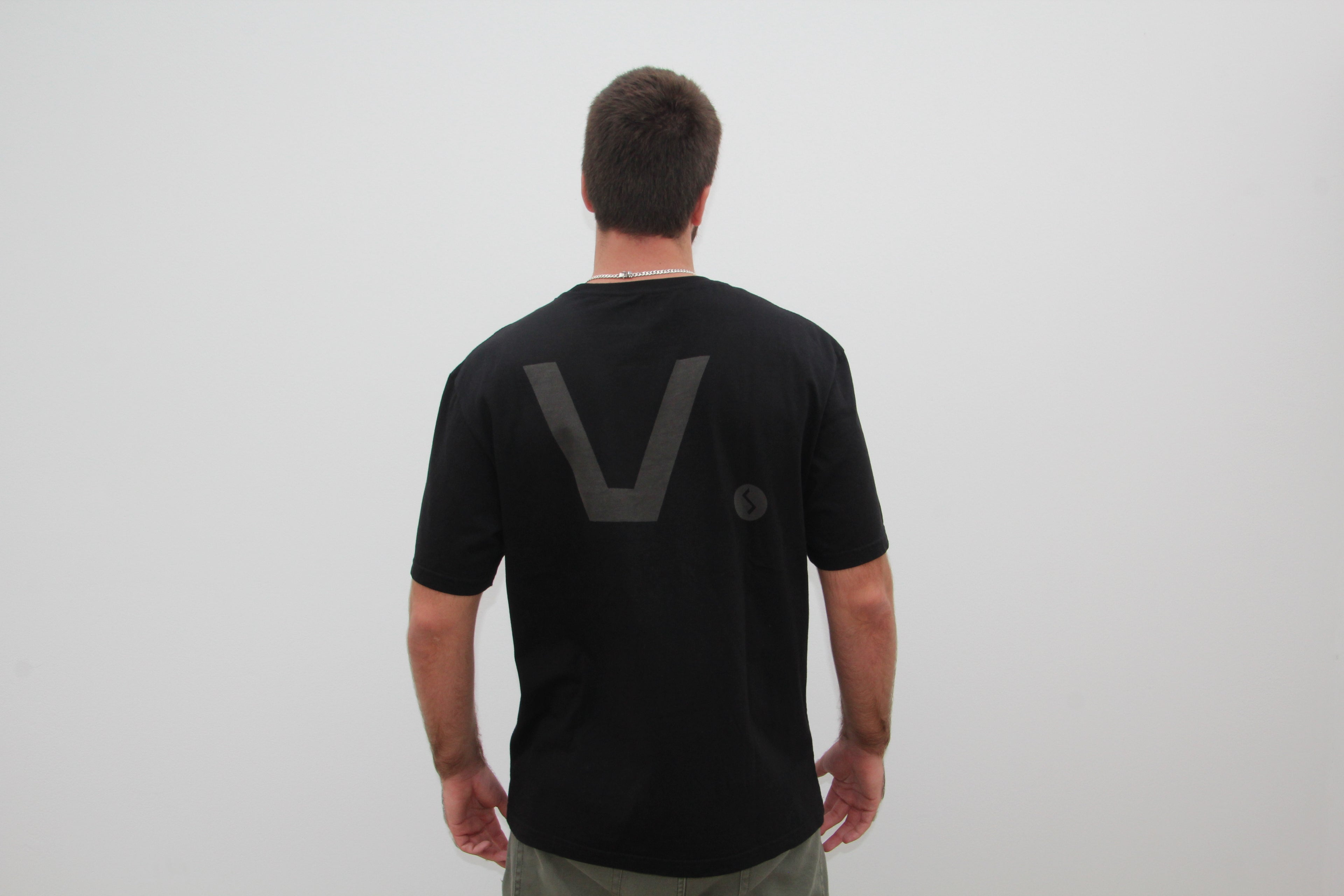 Black Essential V T-shirt